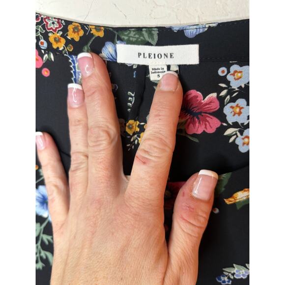 Pleione Black Floral Sleeveless Blouse Size Small 2-8 Pleated Bohemian - Picture 3 of 4